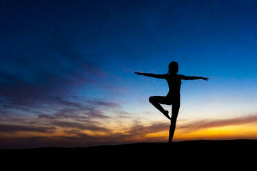 Silhouette einer tanzenden Frau bei Sonnenuntergang, Gran Canaria, Spanien - DIGF12589