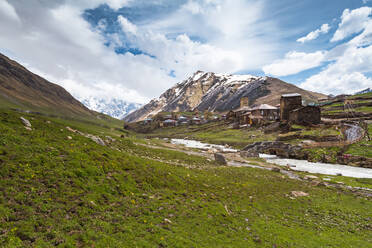 Georgien, Swanetien, Ushguli, Mittelalterliches Dorf am Ufer des Flusses Enguri - WVF01715