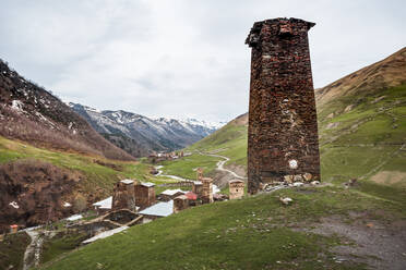 Georgien, Swanetien, Ushguli, Alter Backsteinturm mit Blick auf ein mittelalterliches Bergdorf - WVF01749