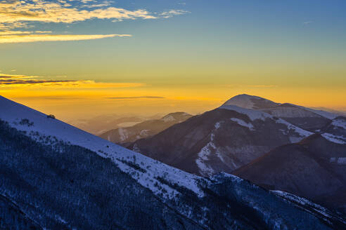 Italien, Monte Motette in der Winterdämmerung - LOMF01142