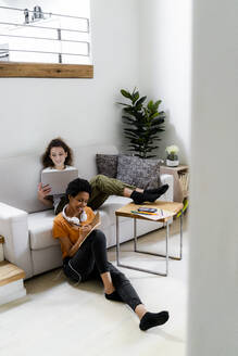 Zwei Schüler arbeiten beim Lernen zu Hause - GIOF08312