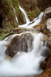 Spanien, Provinz Guadalajara, Langzeitbelichtung eines Wasserfalls im Naturschutzgebiet Alto Tajo - DSGF02080