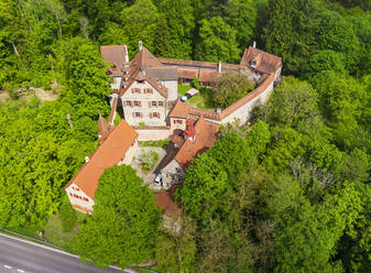 Deutschland, Bayern, Altdorf bei Nürnberg, Drohnenansicht von Schloss Grunsberg im Frühling - SIEF09865