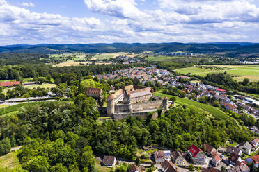 Deutschland, Baden-Württemberg, Untergruppenbach, Blick aus dem Hubschrauber auf die Burg Stettenfels und die umliegende Stadt im Sommer - AMF08150