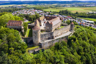 Deutschland, Baden-Württemberg, Untergruppenbach, Blick aus dem Hubschrauber auf die Burg Stettenfels im Sommer - AMF08151