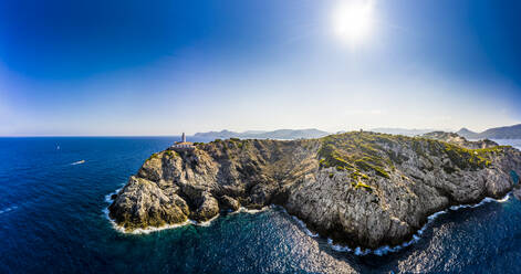 Spanien, Mallorca, Cala Ratjada, Blick aus dem Hubschrauber auf die Sonne, die über den Küstenklippen und dem Leuchtturm Far de Capdepera im Sommer scheint - AMF08156