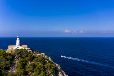 Spanien, Mallorca, Cala Ratjada, Blick aus dem Hubschrauber auf den Leuchtturm Far de Capdepera im Sommer - AMF08157