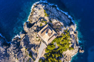 Spanien, Mallorca, Cala Ratjada, Blick aus dem Hubschrauber auf den Leuchtturm Far de Capdepera im Sommer - AMF08158