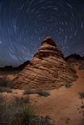 Rote Sandsteinfelsen in der abgelegenen Wüste von Arizona unter einem St - CAVF83689
