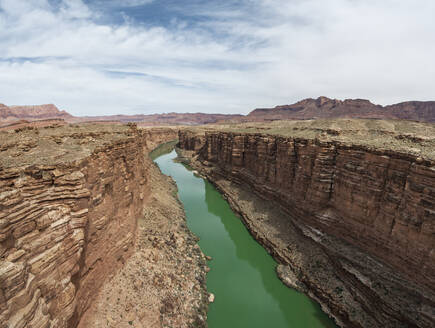 Der Colorado River schneidet eine grüne Linie durch die Wüste in Marbl - CAVF83695