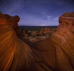 Rote Sandsteinfelsen in der abgelegenen Wüste von Arizona unter einem St - CAVF83697