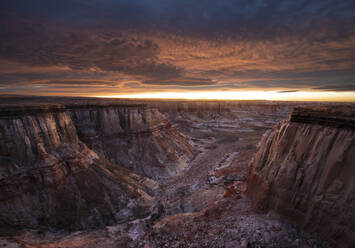 Episches Sonnenaufgangs-Luftpanorama über dem massiven Kohleminen-Canyon in N - CAVF83706