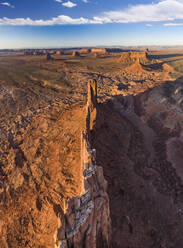 Luftaufnahmen der Wüstenlandschaft des ikonischen Monument Valley i - CAVF83731