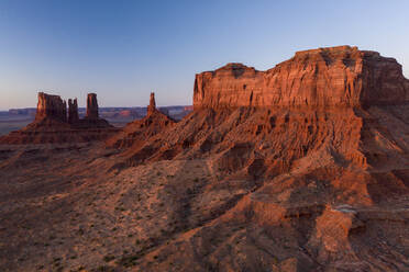 Luftaufnahmen der Wüstenlandschaft des ikonischen Monument Valley i - CAVF83738
