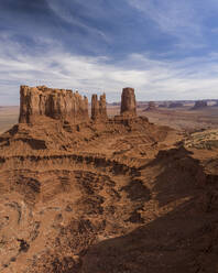 Luftaufnahmen der Wüstenlandschaft des ikonischen Monument Valley i - CAVF83739