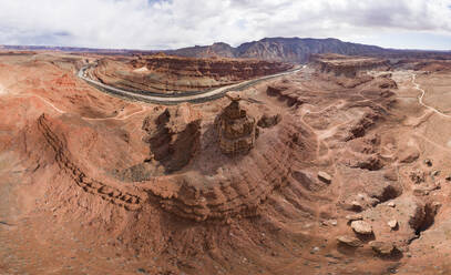 Ein Kletterer genießt die Aussicht auf den Mexican Hat Rock - CAVF83743