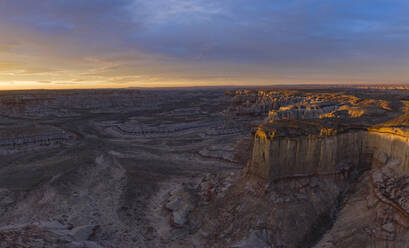 Episches Sonnenaufgangs-Luftpanorama über dem massiven Kohleminen-Canyon in N - CAVF83750