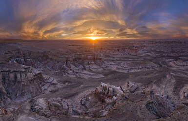 Episches Sonnenaufgangs-Luftpanorama über dem massiven Kohleminen-Canyon in N - CAVF83751
