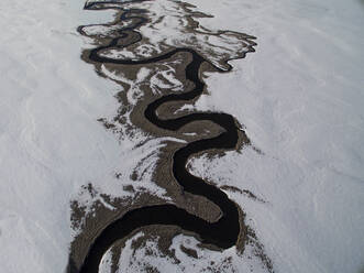 Hot Creek schlängelt sich durch eine kalifornische Winterlandschaft - CAVF83776