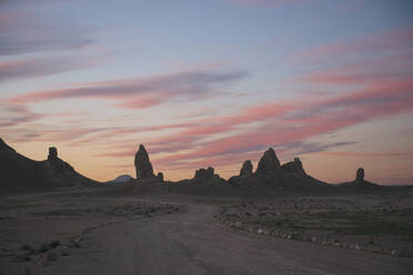 Trona-Säulen in sanften Sonnenaufgangs-Pastellfarben - CAVF83790