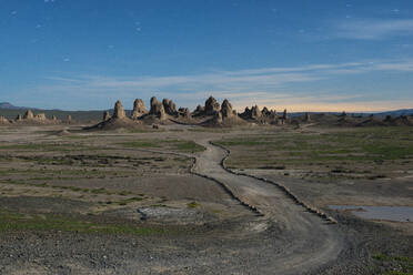 Trona Pillars bei Sonnenaufgang gegen blauen Himmel - CAVF83791