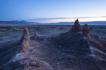 Trona-Säulen in sanften Sonnenaufgangs-Pastellfarben - CAVF83793