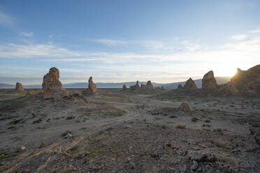 Trona Pillars bei Sonnenaufgang gegen blauen Himmel - CAVF83795