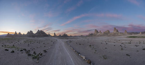 Trona-Säulen in sanften Sonnenaufgangs-Pastellfarben - CAVF83797