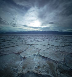 Ein Sturm zieht durch die Badwater Basin Salt Flats Wüste in D - CAVF83801