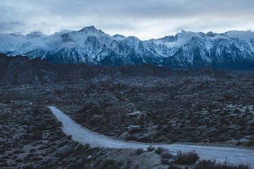 Desert Boulders in den Alabama Hills vor dem angrenzenden Amer - CAVF83814