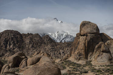 Desert Boulders in den Alabama Hills vor dem angrenzenden Amer - CAVF83818