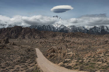 Desert Boulders in den Alabama Hills vor dem angrenzenden Amer - CAVF83820