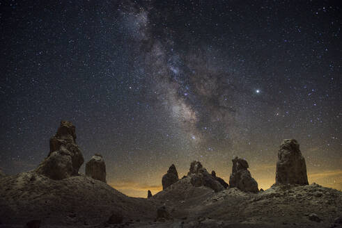 Die Säulen von Trona von oben beleuchtet in einer sternenklaren Nacht in - CAVF83835