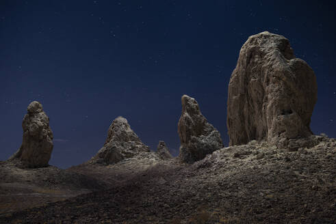 Die Säulen von Trona von oben beleuchtet in einer sternenklaren Nacht in - CAVF83838