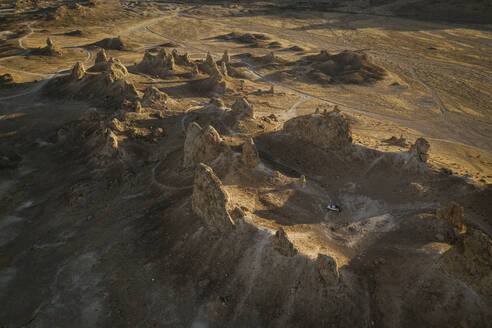 Die Säulen von Trona werfen lange Schatten von oben - CAVF83854