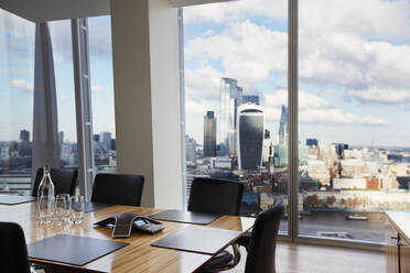 Moderner Konferenzraum mit Blick auf Hochhäuser und die Stadt - CAIF27751