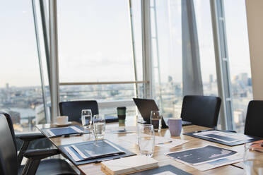 Business-Konferenzraum mit Blick auf die Stadt - CAIF27757