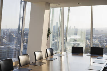 Moderner Konferenzraum mit Blick auf die sonnige Stadt - CAIF27758