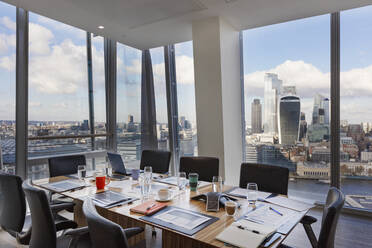 Moderner Konferenzraum mit Blick auf die Stadt, London, UK - CAIF27764