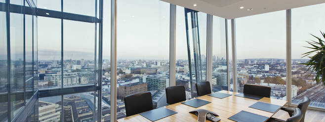 Moderner Konferenzraum mit Blick auf das Stadtbild, London, UK - CAIF27783