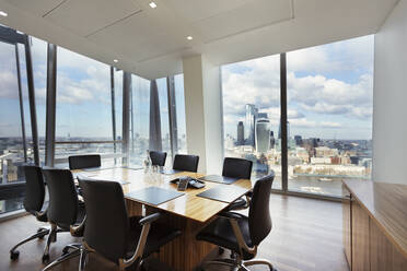 Moderner Konferenzraum in einem Hochhaus mit Blick auf die Stadt, London, UK - CAIF27790