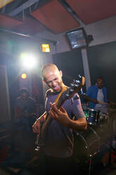 Männlicher Musiker spielt Gitarre im Aufnahmestudio - CAIF27810