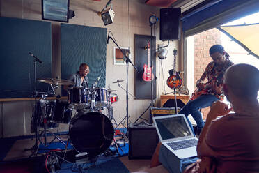 Musiker beim Üben im Aufnahmestudio - CAIF27839