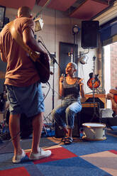 Musiker beim Üben im Aufnahmestudio - CAIF27848