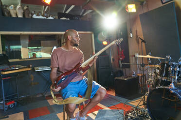 Männlicher Musiker spielt Gitarre im Aufnahmestudio - CAIF27897