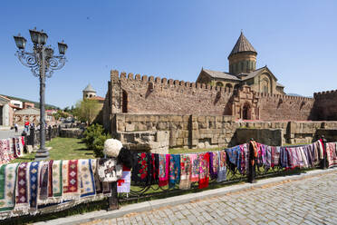 Georgien, Mtskheta-Mtianeti, Mtskheta, Bunte Teppiche werden vor dem Samtavro-Kloster verkauft - WVF01754