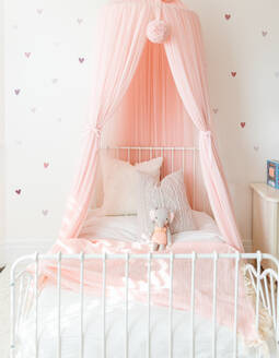 Bett für kleine Mädchen mit Plüschtier und rosa Baldachin - CAVF83895