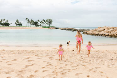 Mutter mit spielenden Kindern am Strand - CAVF83904