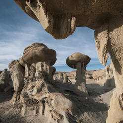 Hoodoo-Formationen in fremder Landschaft in der Wüste von New Mexico - CAVF84004