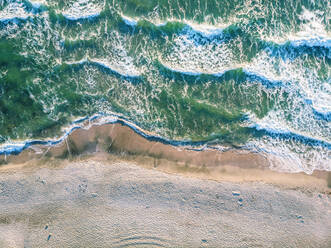 Luftaufnahme von Meereswellen, die an den Strand schlagen. - CAVF84028